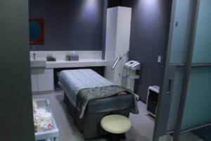 An image showing an empty procedure room